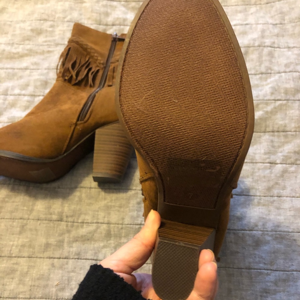 Brown fringe heeled boots - Picture 2 of 3